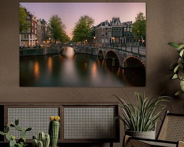 Sonnenuntergang über den Kanälen in Amsterdam von Romy Oomen