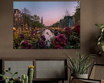 sonnenuntergang über dem kanal mit der westlichen kirche in amsterdam