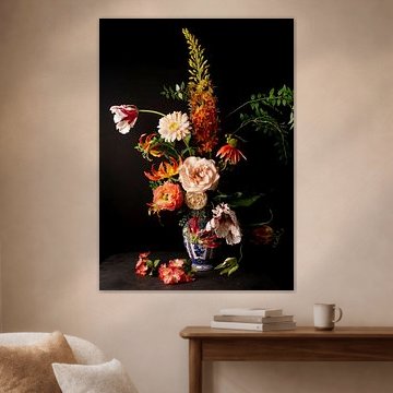 Fröhliches Blumenstilleben in delfsblauer Vase