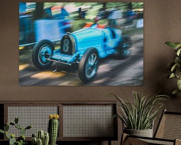 Bugatti Type 35 klassieke racewagen op hoge snelheid op een landweggetje van Sjoerd van der Wal