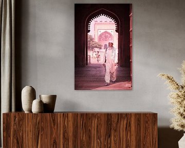 Homme musulman à la porte de Fort fatehpur sikri sur Karel Ham