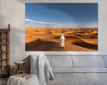 Der Afrikaner schaut über die Dünen der afrikanischen Wüste, der Sahara. von Tjeerd Kruse
