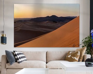Woestijn zandduinen verlicht door prachtige warme ochtend licht. van Tjeerd Kruse
