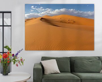 De woestijnen van de Sahara en het Landschap van Zandduinen bij Zonsopgang, Afrika van Tjeerd Kruse