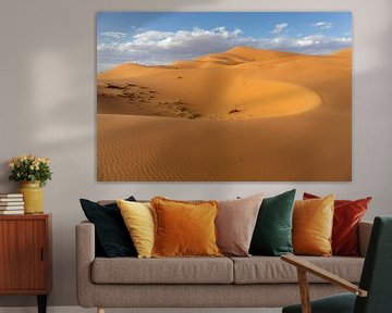 zandduinen bij dageraad in de woestijn van de Sahara in Marokko van Tjeerd Kruse