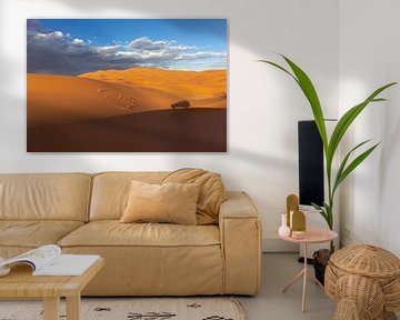 Brede duinen van woestijnzand met zichtbare voetafdrukken van bezoekers