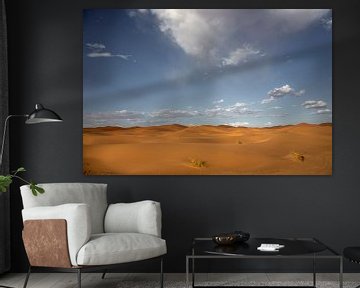zandduinen in de woestijn van de Sahara in Marokko, Afrika van Tjeerd Kruse