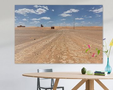 Een onverharde weg leidt door Noord-Sahara woestijnlandschap, Afrika van Tjeerd Kruse