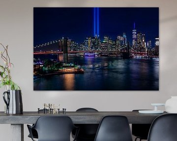 New York City Skyline en Brooklyn Bridge - 9/11 Tribute in Light van Tux Photography