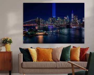 New York City Skyline und Brooklyn Bridge - 9/11 Tribut im Licht