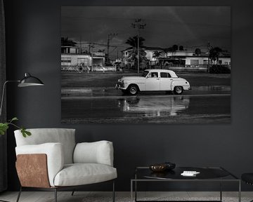 Une voiture de rêve classique à Cuba sous la pluie sur Maurits van Hout