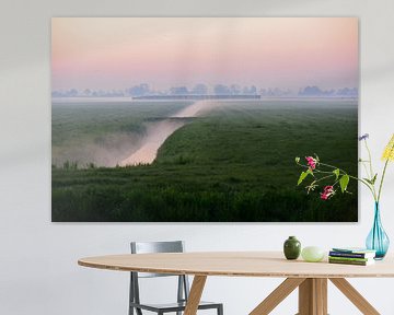 nebliger Morgen in der niederländischen Landschaft mit Kanal auf den Feldern und dem Mond. von Nfocus Holland