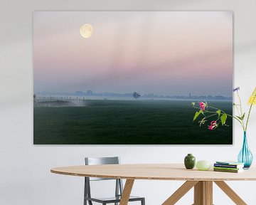 Nebliger Sonnenaufgang in der niederländischen Landschaft mit Kanal in den Feldern und dem Mond von Nfocus Holland