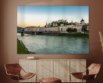 Blick vom Ufer entlang der Salzach auf Salzburg