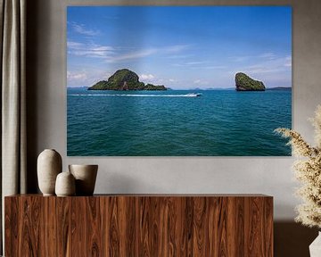 Vue de la mer et hors-bord sur la plage de Tawaen, île de Koh larn, Pattaya, Thaïlande