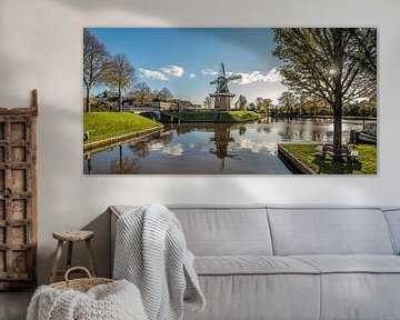 Bolwerk van Dokkum met molen en gespiegeld in de gracht