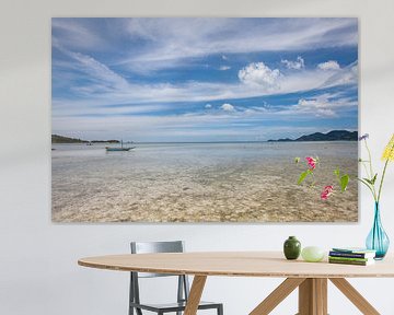 Tropisch strand met een prachtige blauwe lucht op Koh Samui. Eiland in Thailand van Tjeerd Kruse