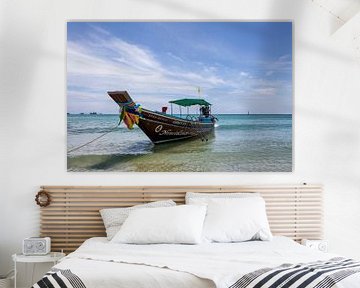 Buntes traditionelles Fischerboot am tropischen Strand von Koh Pangnan, Thailand