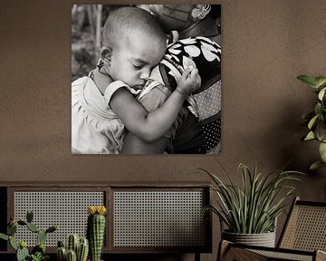 Mädchen sicher in den Armen der Mutter von Affect Fotografie
