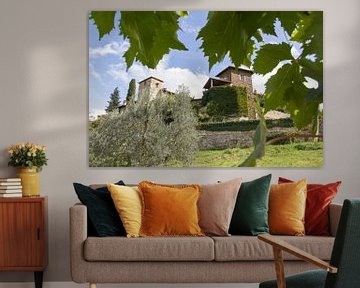 Toskana-Dorf durch das Traubenblatt hindurch