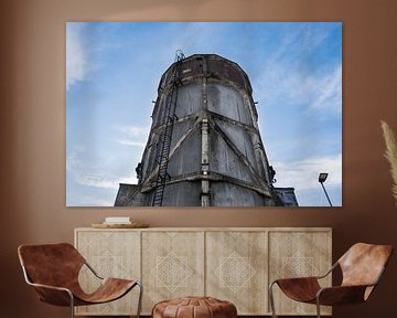 schöner alter industrieller Wasserturm vor einem sommerlich blauen Himmel von Patrick Verhoef