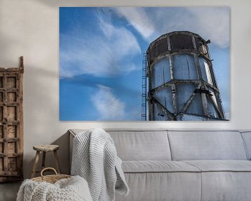 mooie oude industriele watertoren tegen een zomers blauwe lucht van Patrick Verhoef