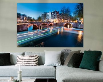 Amsterdamer Grachten mit Brückenlichtern und Bootslichtspuren von Marcel van den Bos