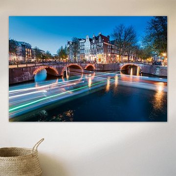 Verlichte brug over de prinsengracht in Amsterdam