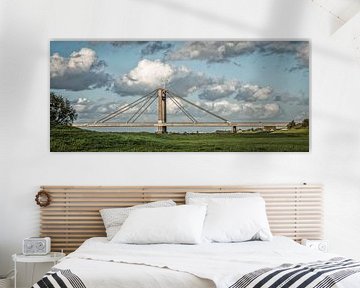 Prins Willem-Alexanderbrug in de wolken van Bea Hoendervanger