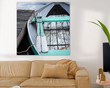 Nostalgisch oud roeibootje met roeispanen in aquablauw van Jefra Creations