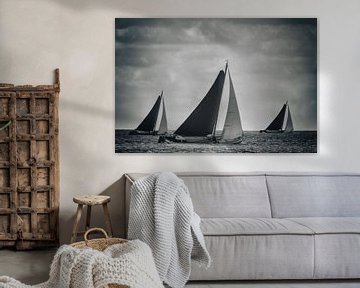 Klassische Skutsje Segelschiffe in schwarz-weiß von Sjoerd van der Wal