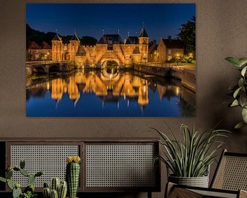 Koppelpoort (stadspoort) Amersfoort by night van Arthur Scheltes