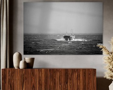 Schiff auf der Nordsee in hohen Wellen von Frank Hensen