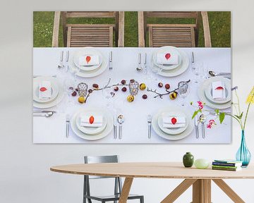 Feestelijk gedekte tafel in de tuin