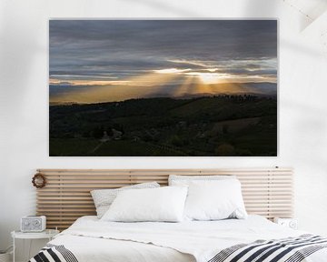Le soleil à travers les nuages dans le paysage toscan