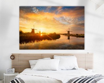 Sommermorgen Landschaft mit Windmühlen in Holland bei Sonnenaufgang von iPics Photography