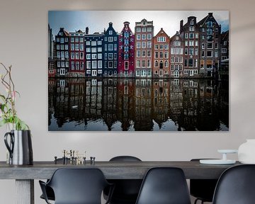 Gekleurde grachtenpanden in centrum Amsterdam van Heleen Pennings
