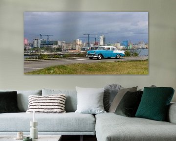 Cuba, Havana Skyline met oldtimer ervoor van Maurits van Hout