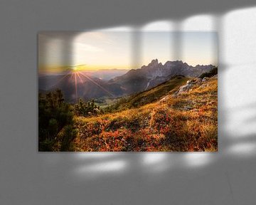 Berglandschaft "Herbstlicher Sonnenuntergang in den Bergen" von Coen Weesjes