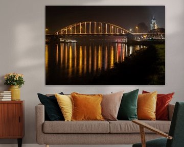 Oranje brug bij Deventer over de IJssel vanwege Orange the World actie