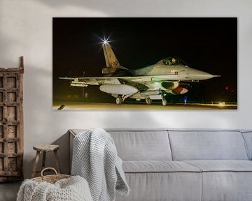 F-16 komt terug van een nachtelijke missie van Arjan van de Logt