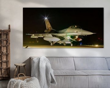 Die F-16 kehrt von einer Nachtmission zurück.