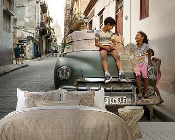 Kinder, die auf einem kubanischen Auto spielen. von Paula Romein