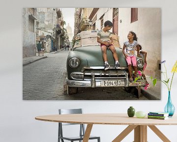 Kinderen spelen op een Cubaanse auto van Paula Romein