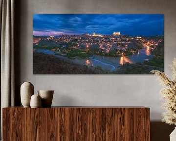 Het stadspanorama van Toledo op het blauwe uur van Jean Claude Castor