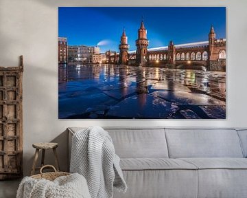 Berlin Oberbaumbrücke zur blauen Stunde im Winter von Jean Claude Castor