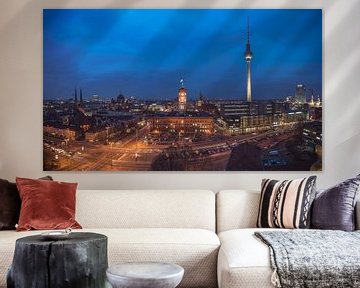 Berlijnse Skyline Nikolaiviertel Panorama op het blauwe uur van de dag van Jean Claude Castor