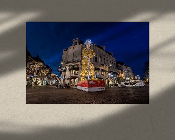 Sfeerimpressie: Lichtobject Ebenezer Scrooge in Hanzestad Deventer van VOSbeeld fotografie