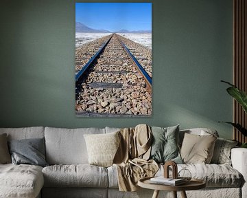 Spoorweg over de zoutvlakte in Uyuni, Bolivia van Ramon Van Gelder