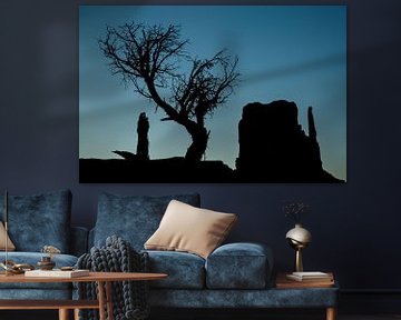 Monument Valley tegen de avondlucht van Peter Leenen